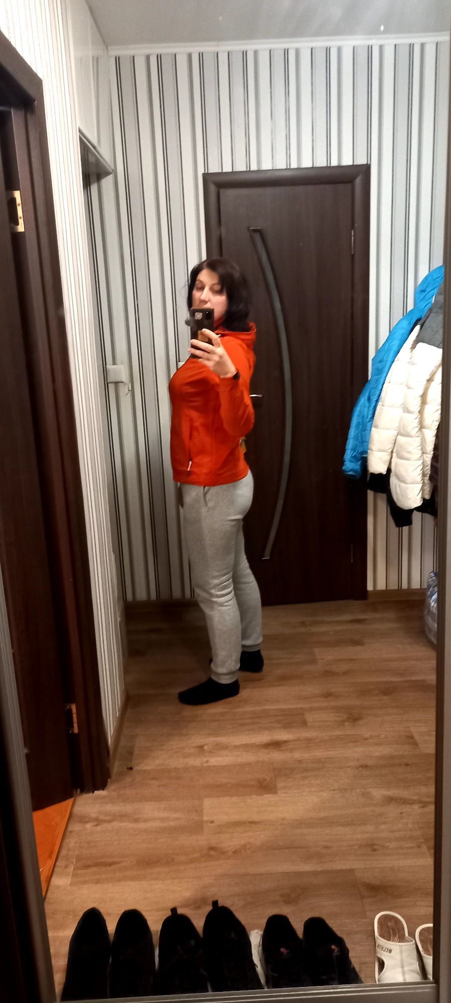 Куртка спортивна червона
