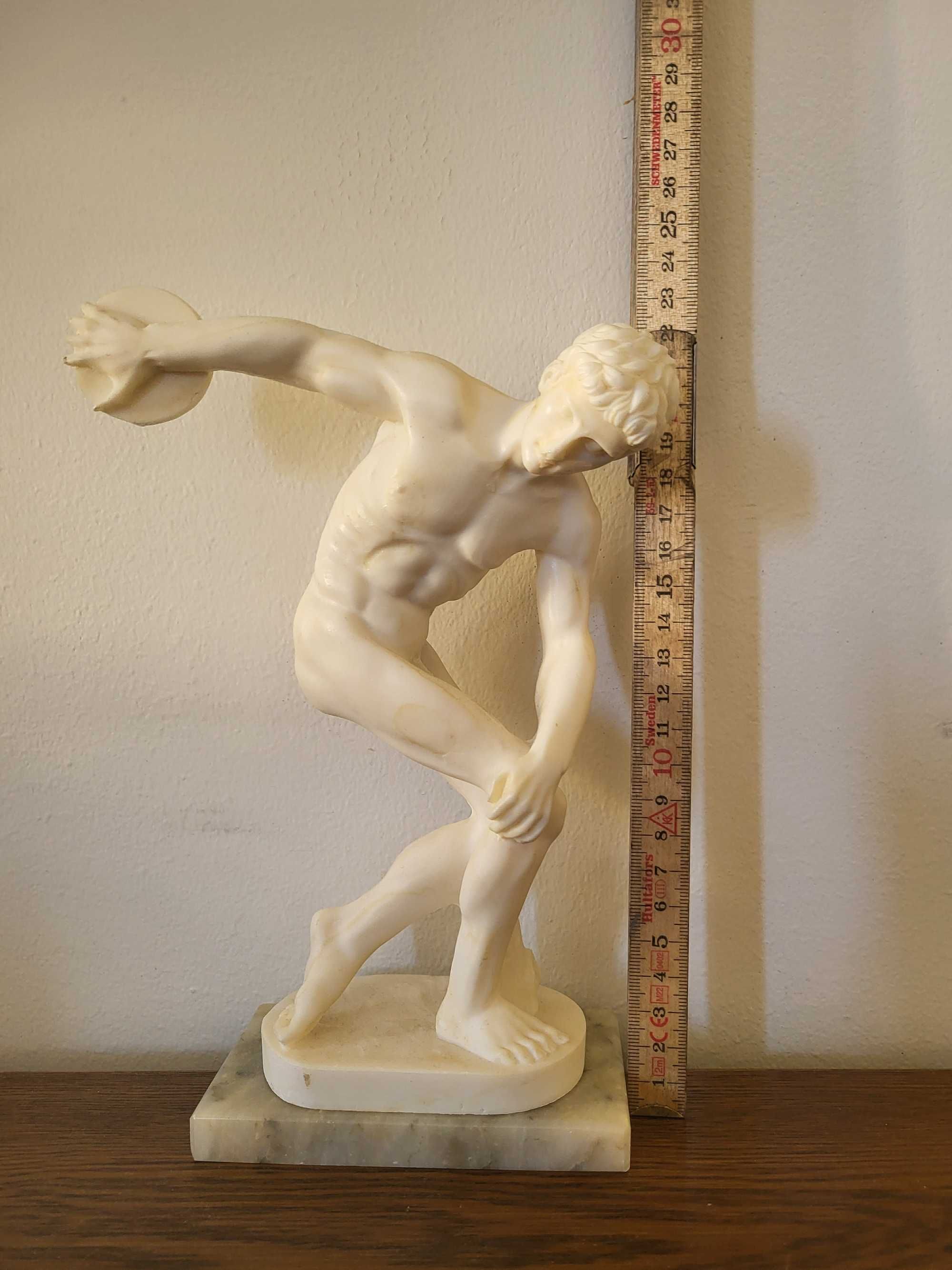 Rzeźba, alabaster z marmurową podstawą, rzut dyskiem