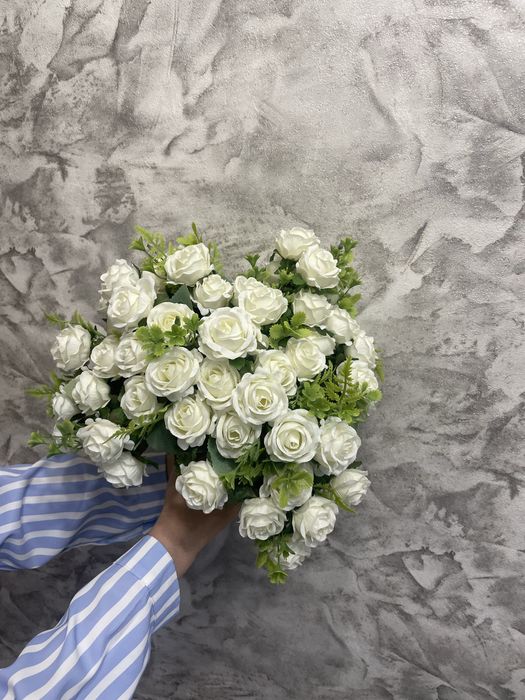 Штучні квіти та зелень