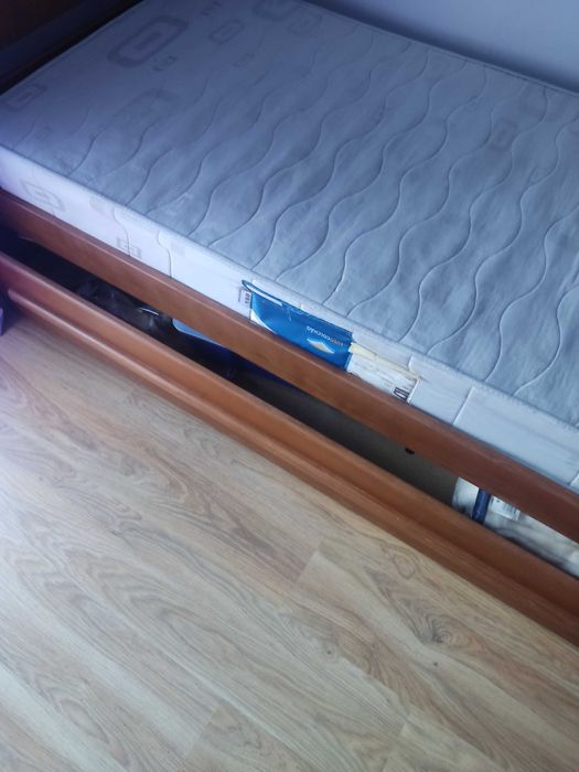 Cama madeira solteiro, com gavetão que faz outra cama + colchão