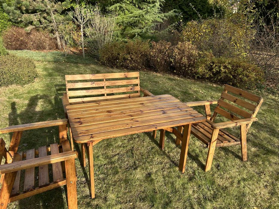 Drewniany zestaw ogrodowy: stół, ławka i dwa krzesła