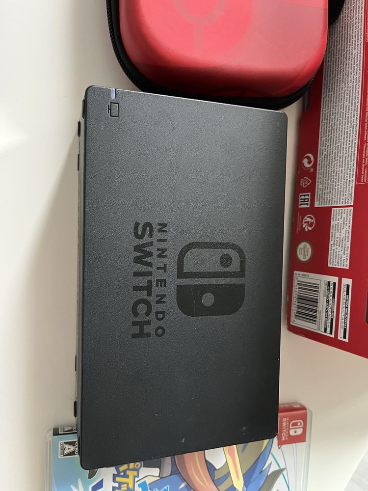 Zestaw Nintendo Switch + Pokémon Sword + Etui Pikachu