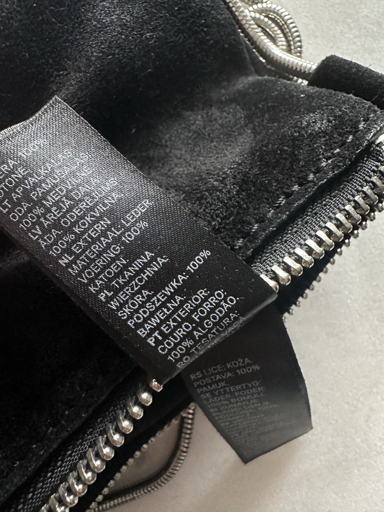 zamszowa czarna mała torebka na łańcuszku żmijce H&M elegancka impreza