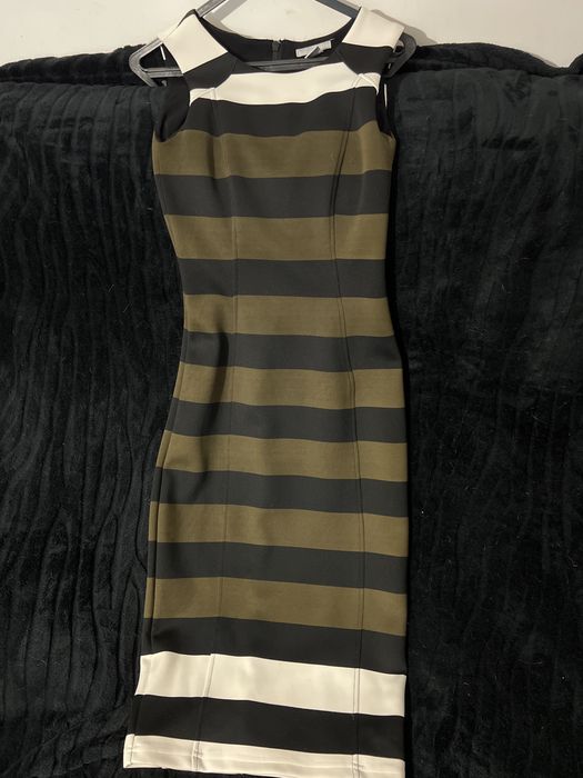 Vestido longo, elegante às riscas