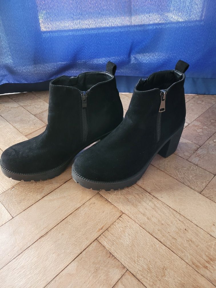 Czarne zamszowe botki buty na koturnie obcasie rozm. 38