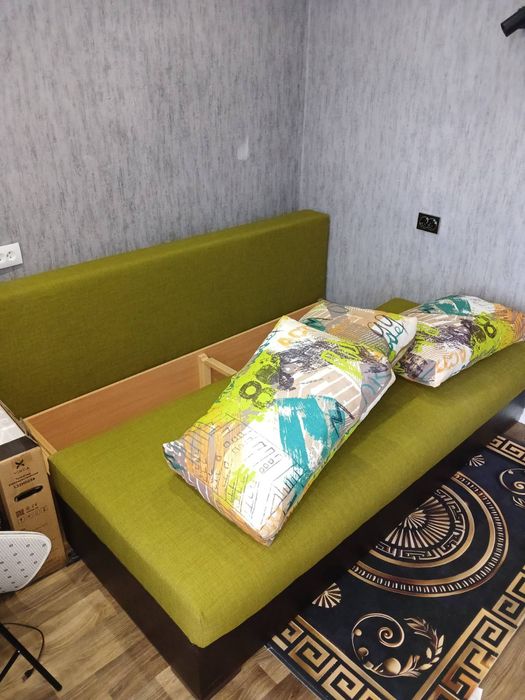 Диван для зала в хорошем состоянии светло зелёного цвета