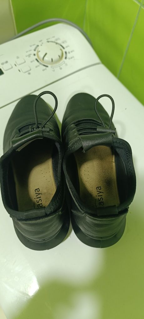 Продам жіночі шкіряні кросівки