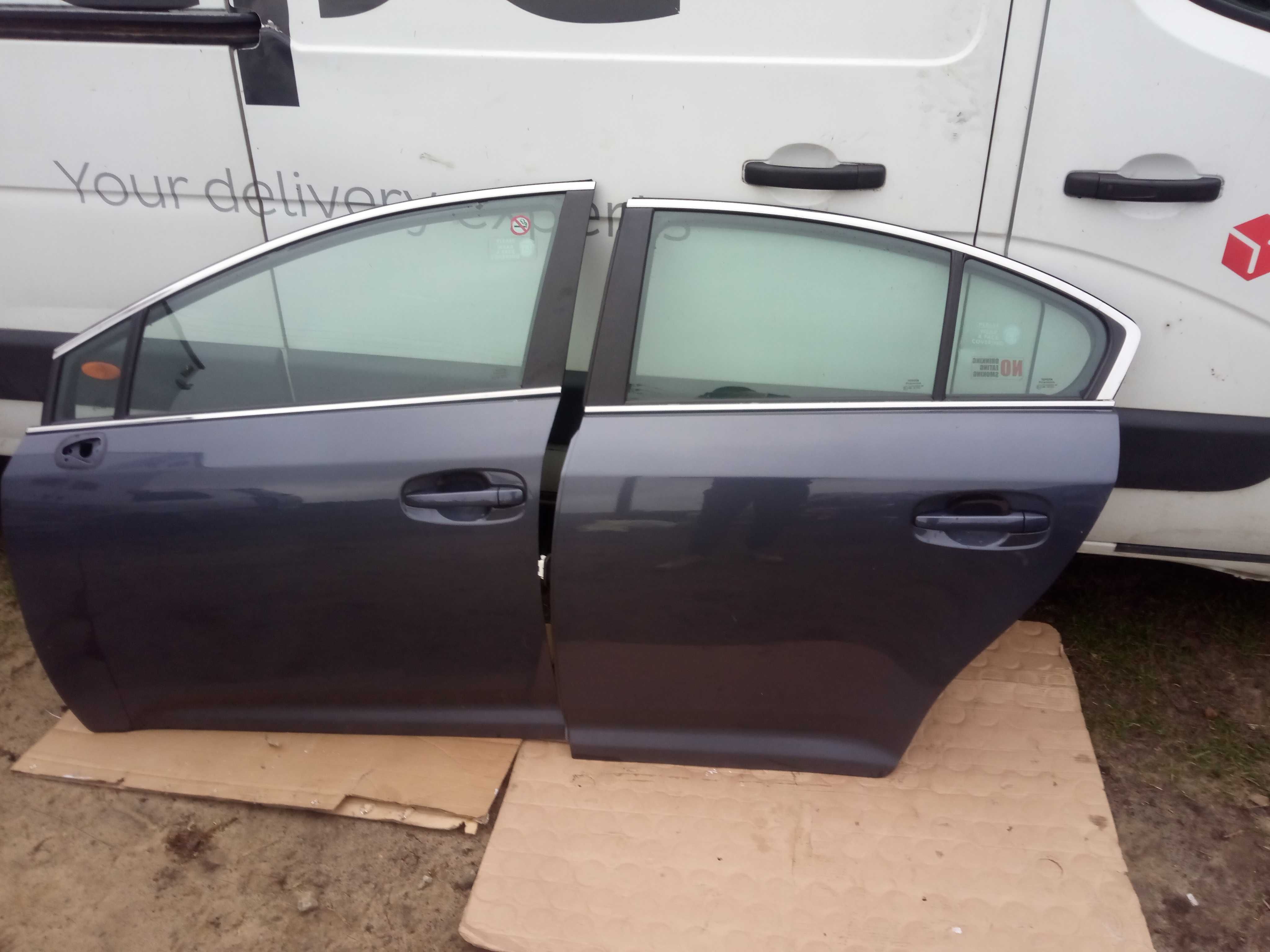 Toyota avensis t27 09-18 drzwi lewy tył sedan kolor 8U5