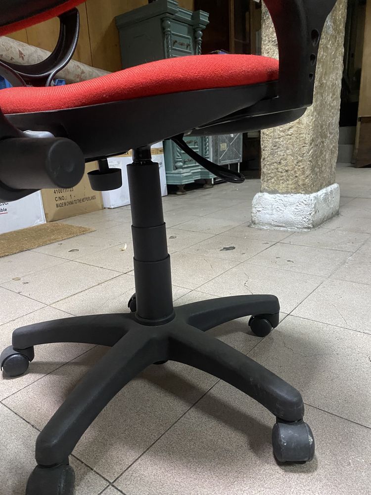 Cadeira de escritório vermelha