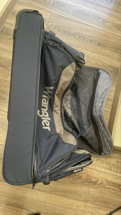 Фірмова сумка на колесах Wrangler