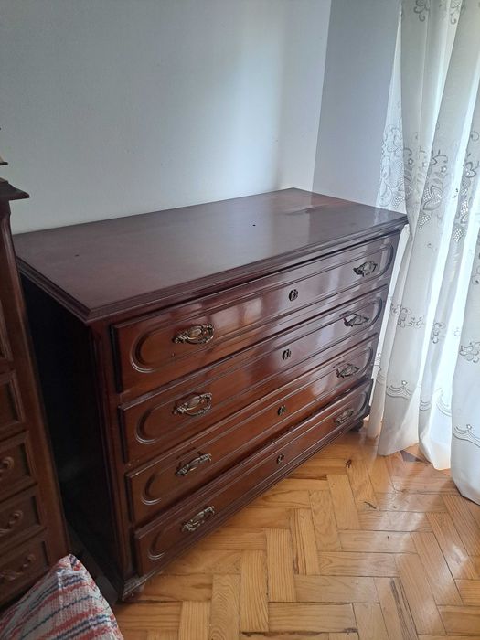 Gaveteiro de madeira em bom estado