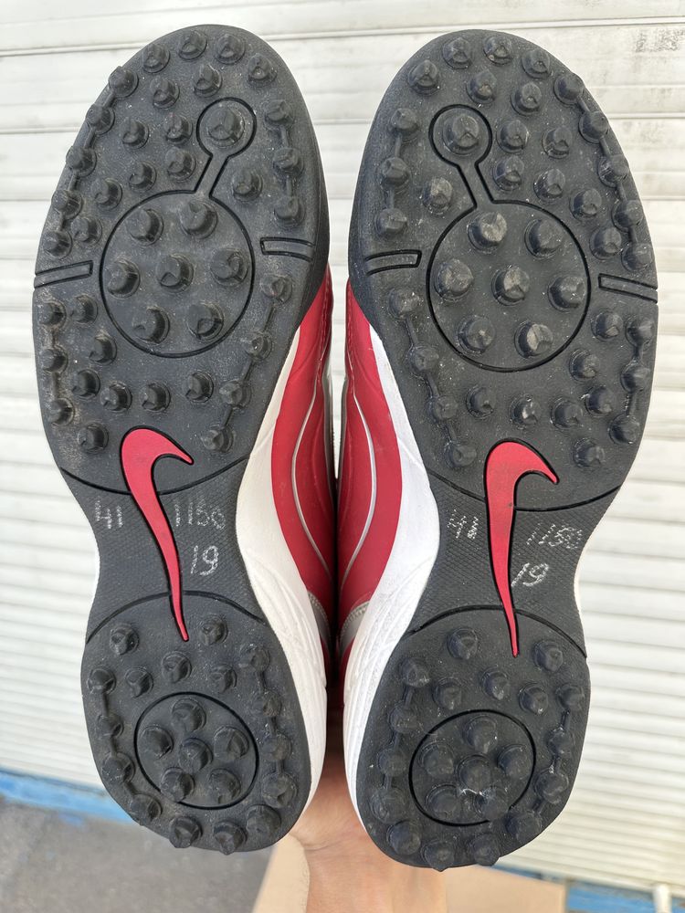 Сороконожки Nike (42 размер) идеальное состояние