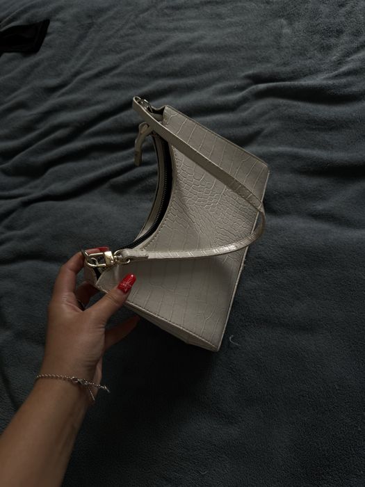 Сумка багет у білому кольорі , всередині одне відділення