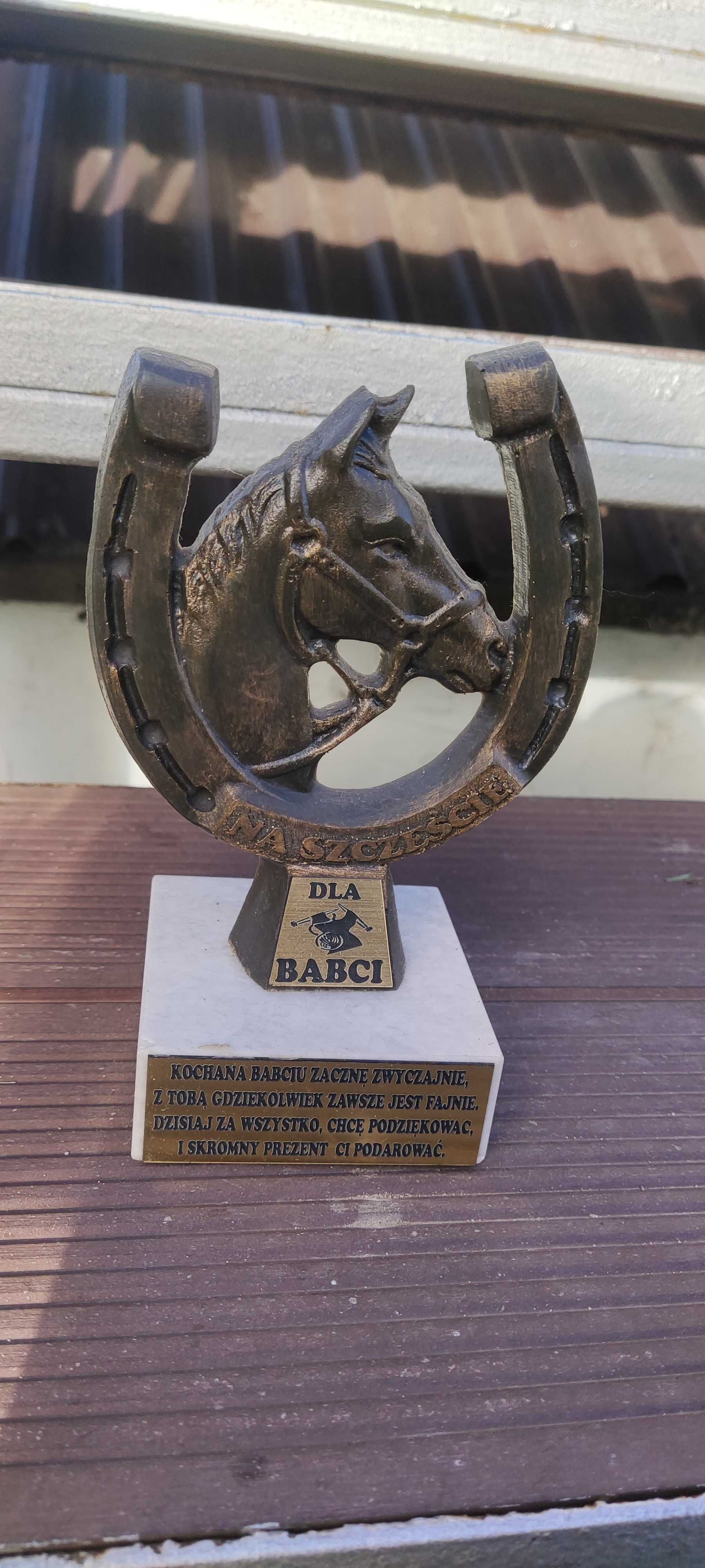 Statuetka dla babci prezent na dzień babci podkowa koń