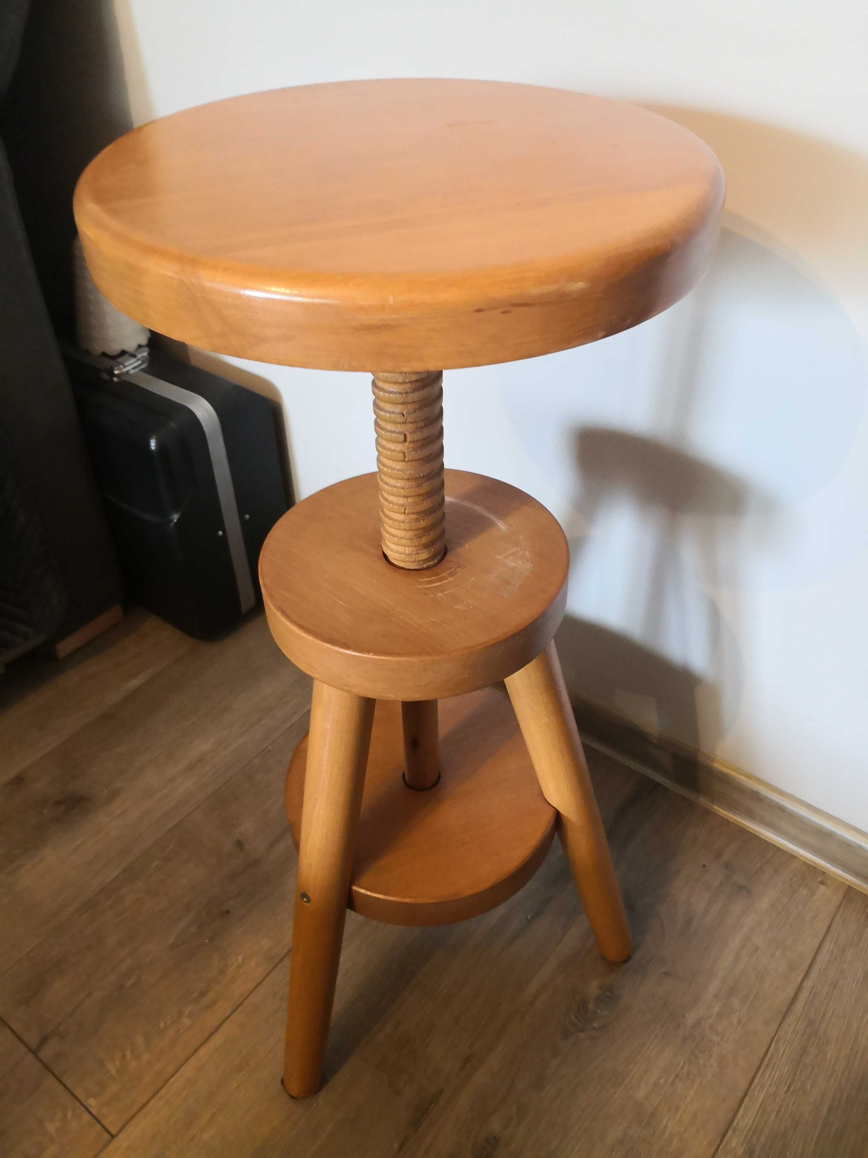 Drewniany taboret obrotowy