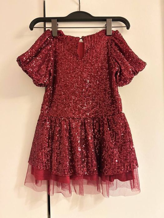 Святкова сукня для дівчинки 1 рочок 
В паєтки (є підкладка, тож не має