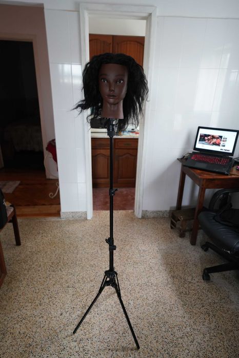 cabeça de boneca com cabelo verdadeiro e tripé