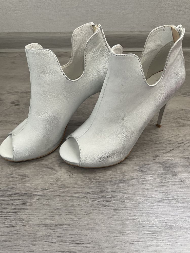 Buty na szpilce odkryte palce