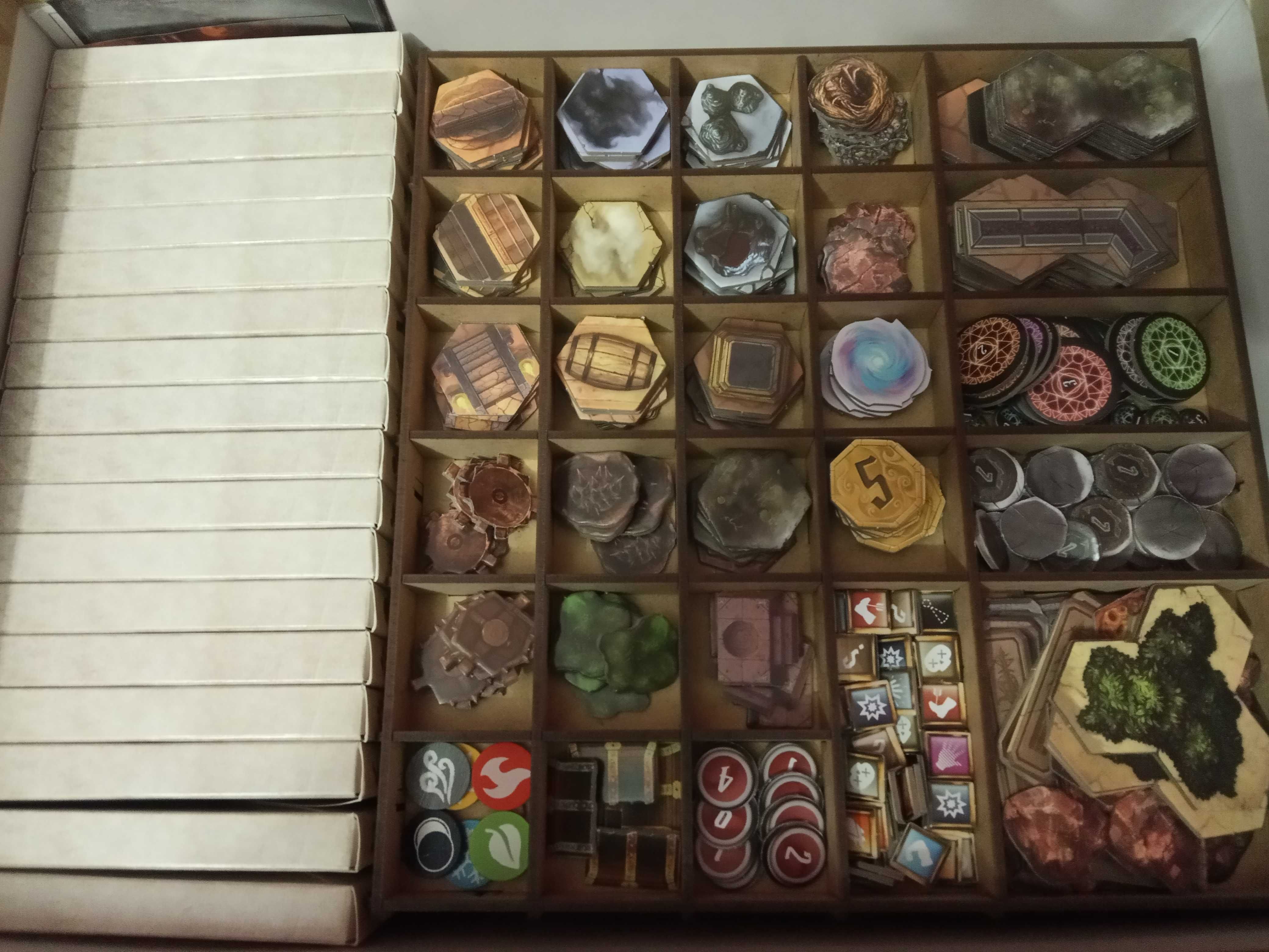 Gloomhaven z insertem + dodatek "zapomniane kręgi"