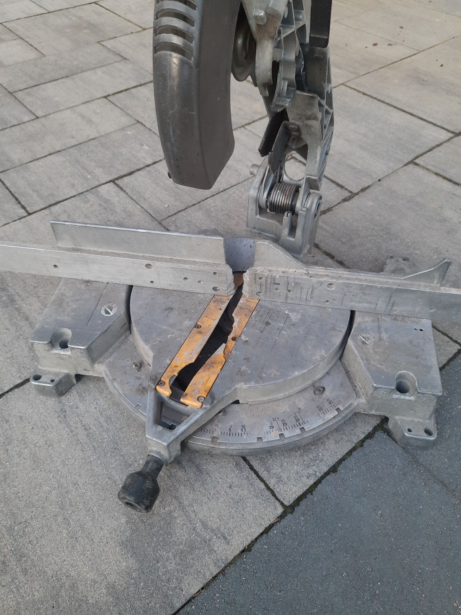 Ukosnica pila dewalt beż silnika