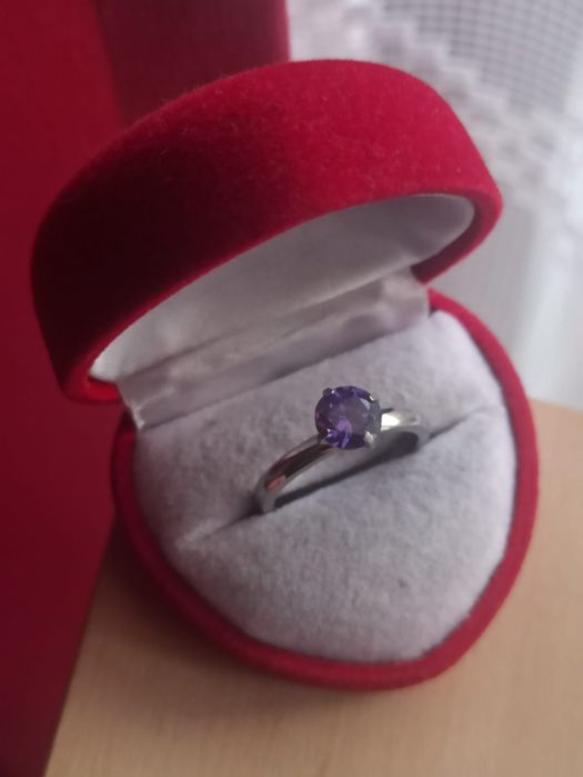 Piękny fioletowy pierścionek cyrkonia oczko pierścionek stal okazja