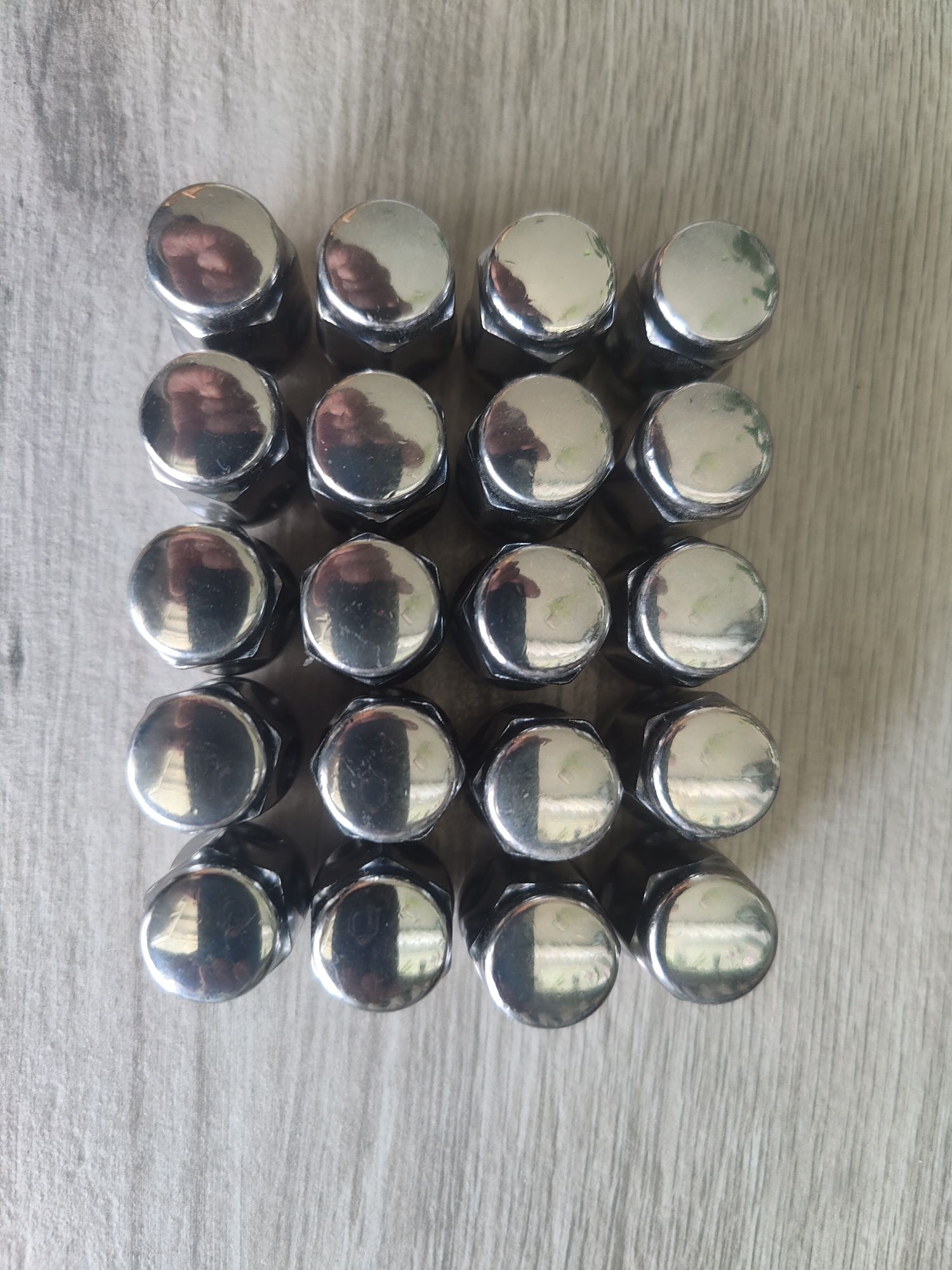 Nakrętki 12x1.5 do kół samochodowych komplet 20 szt.