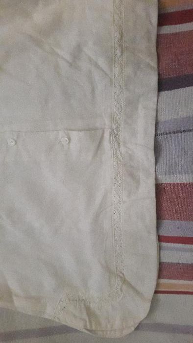 Blusa branca com pormenores rendados