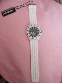Biały nowy zegarek z dużą tarczą na gumowej bransoletce