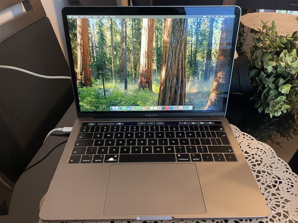 MacBook Pro 13-calowy, 2019, cztery porty Thunderbolt 3