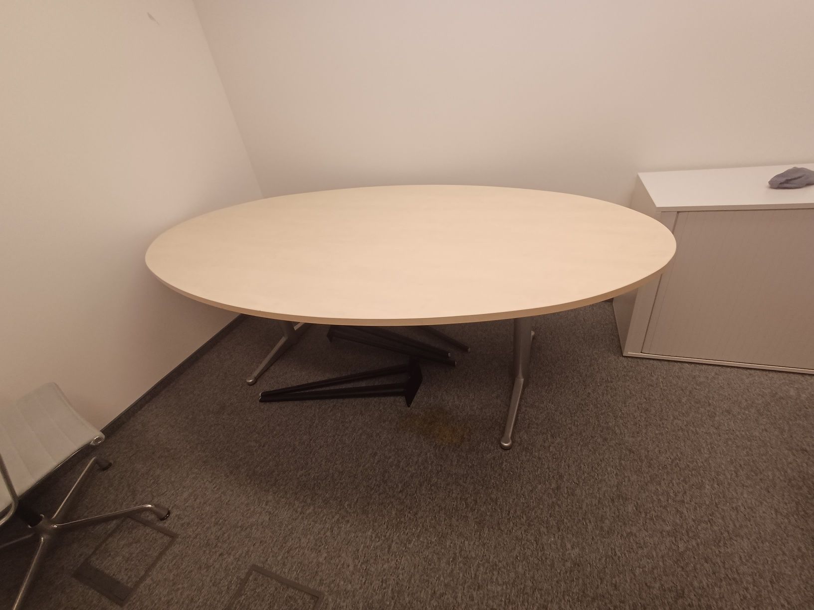 Duży owalny stół