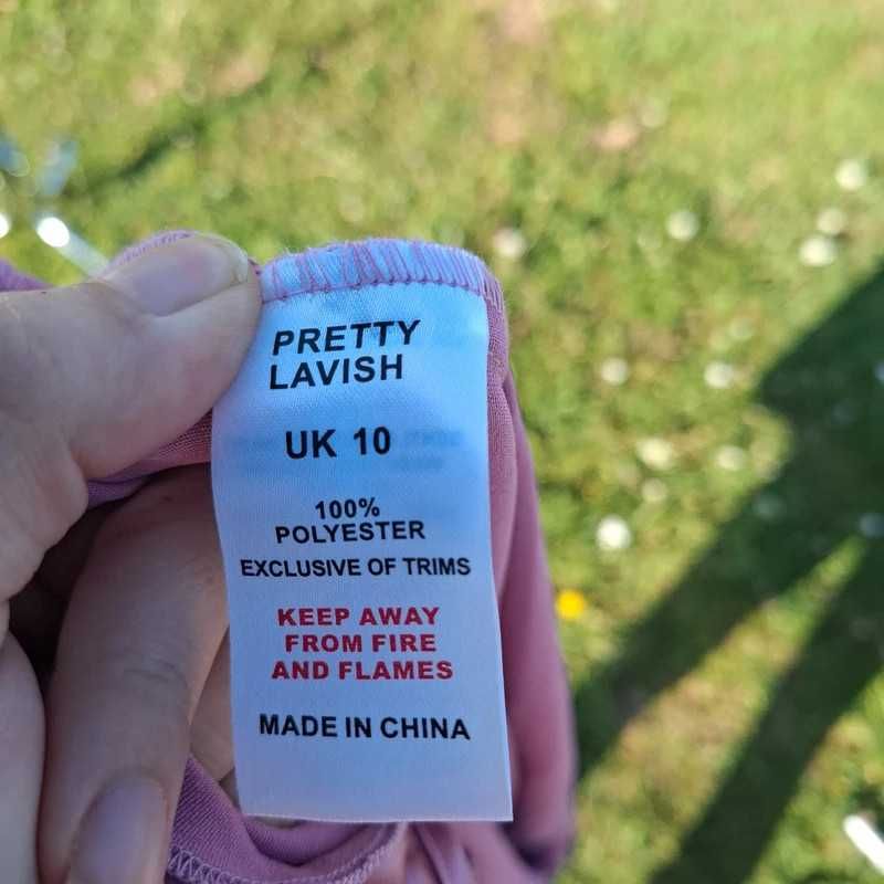 Satynowa sukienka Pretty Lavish – pudrowy róż, obcisła, rozmiar M