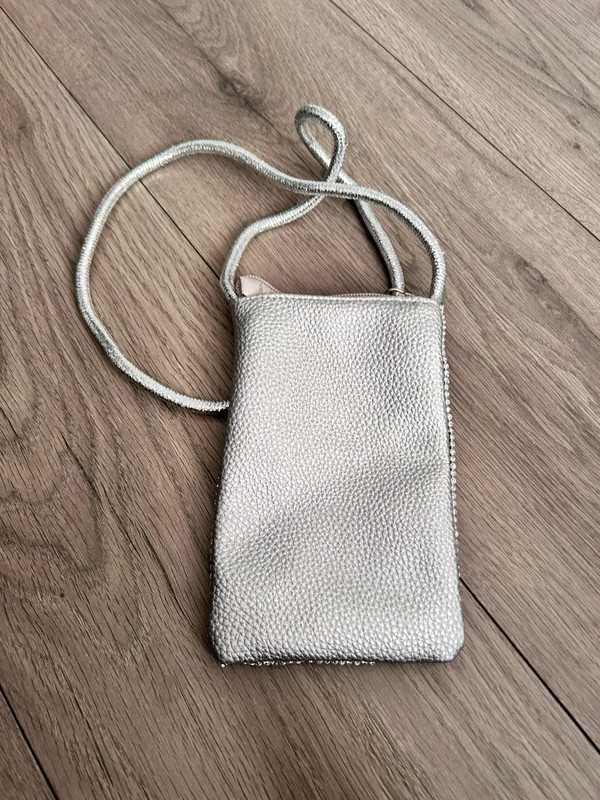 Reserved srebrna torebeczka na telefon na zamek