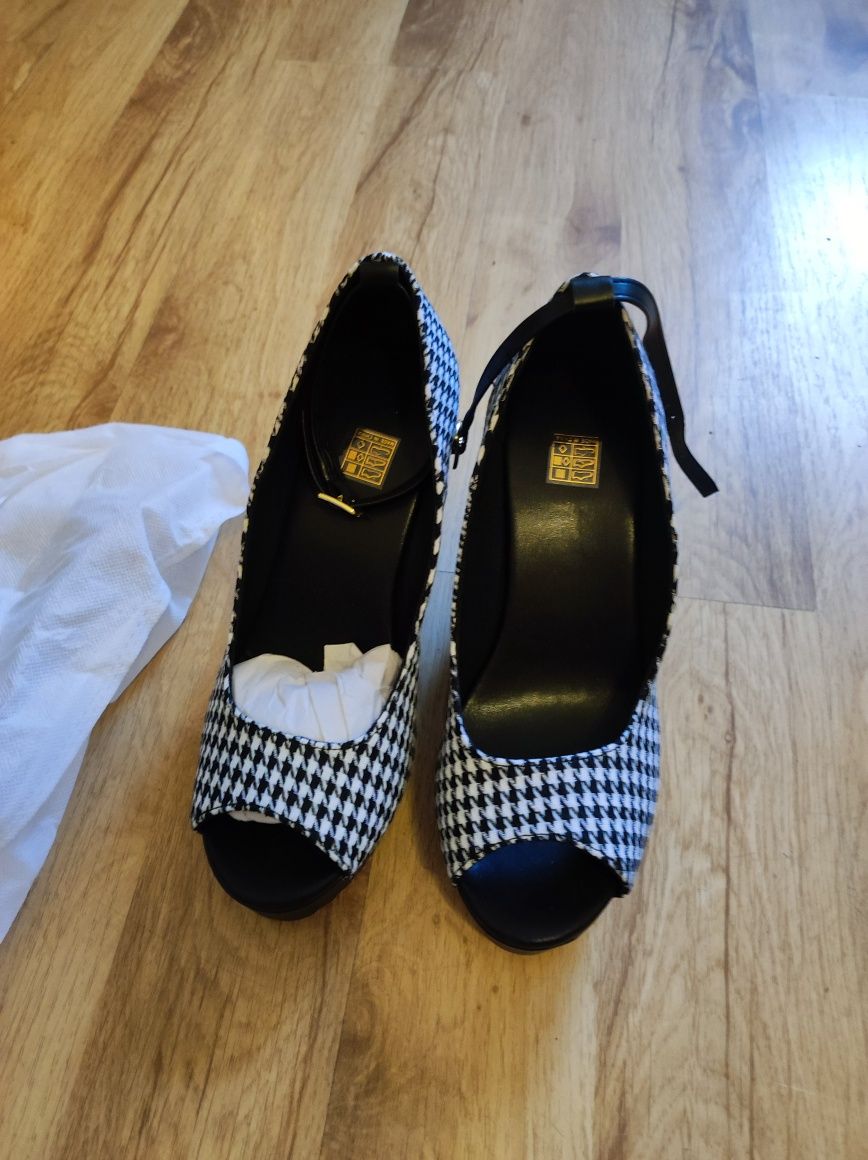 Buty na koturnie 38