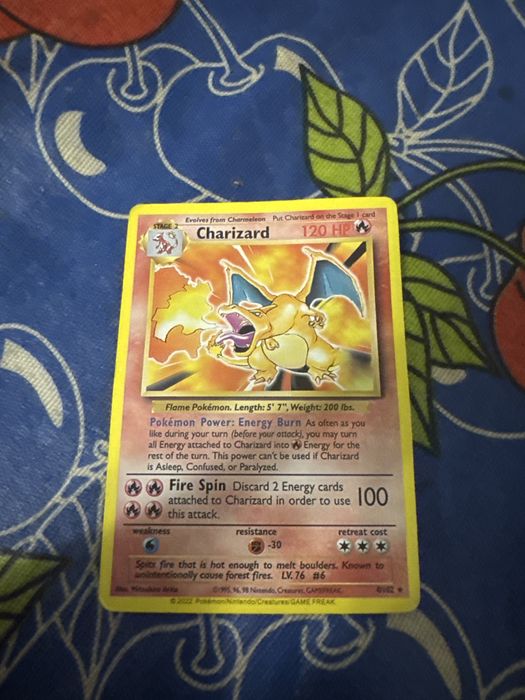 Carta pokemon rara charizard