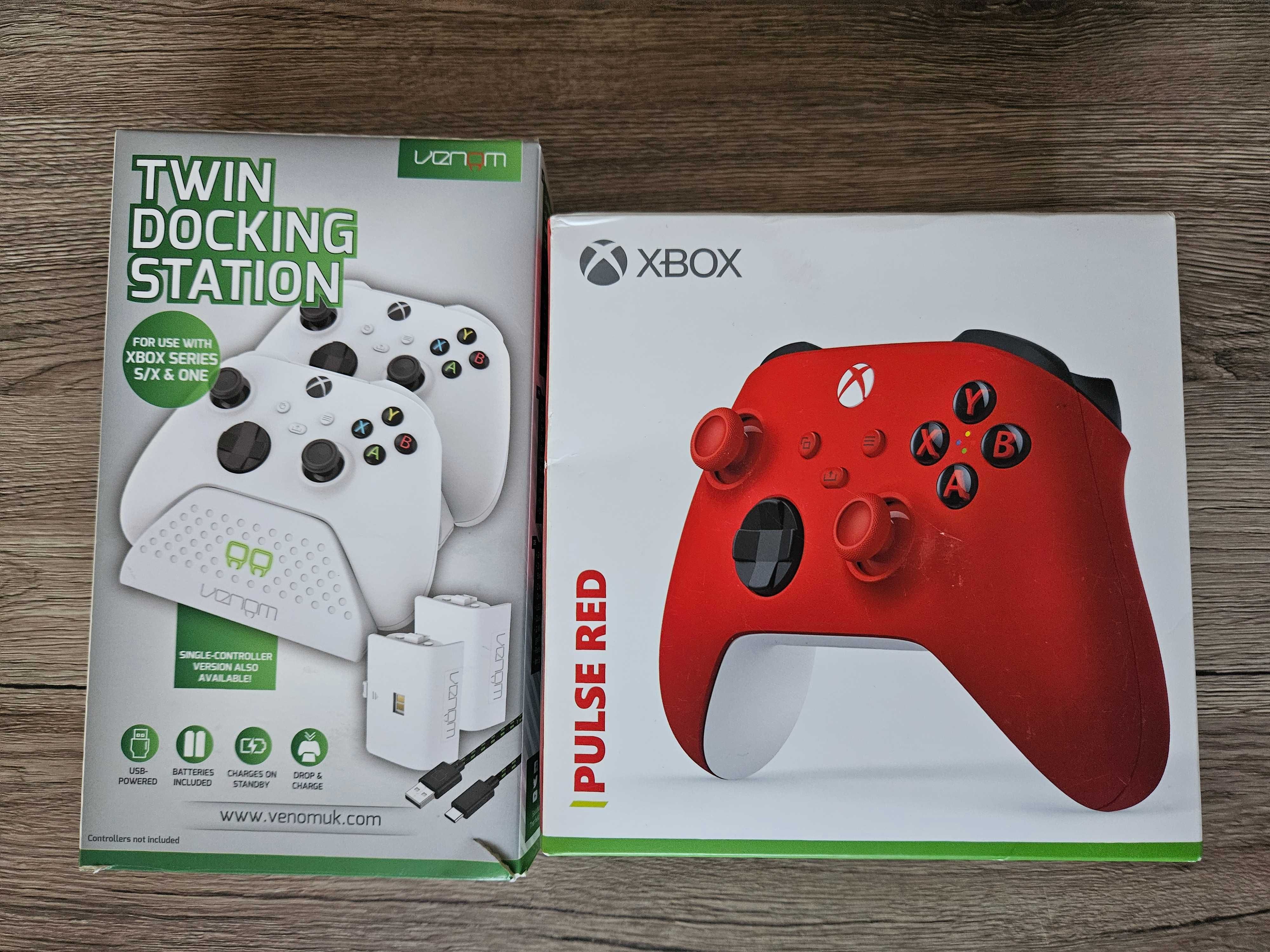 Xbox Series S, dwa pady, stacja ładująca