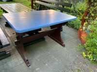 Stół drewniany pomalowany na niebiesko
