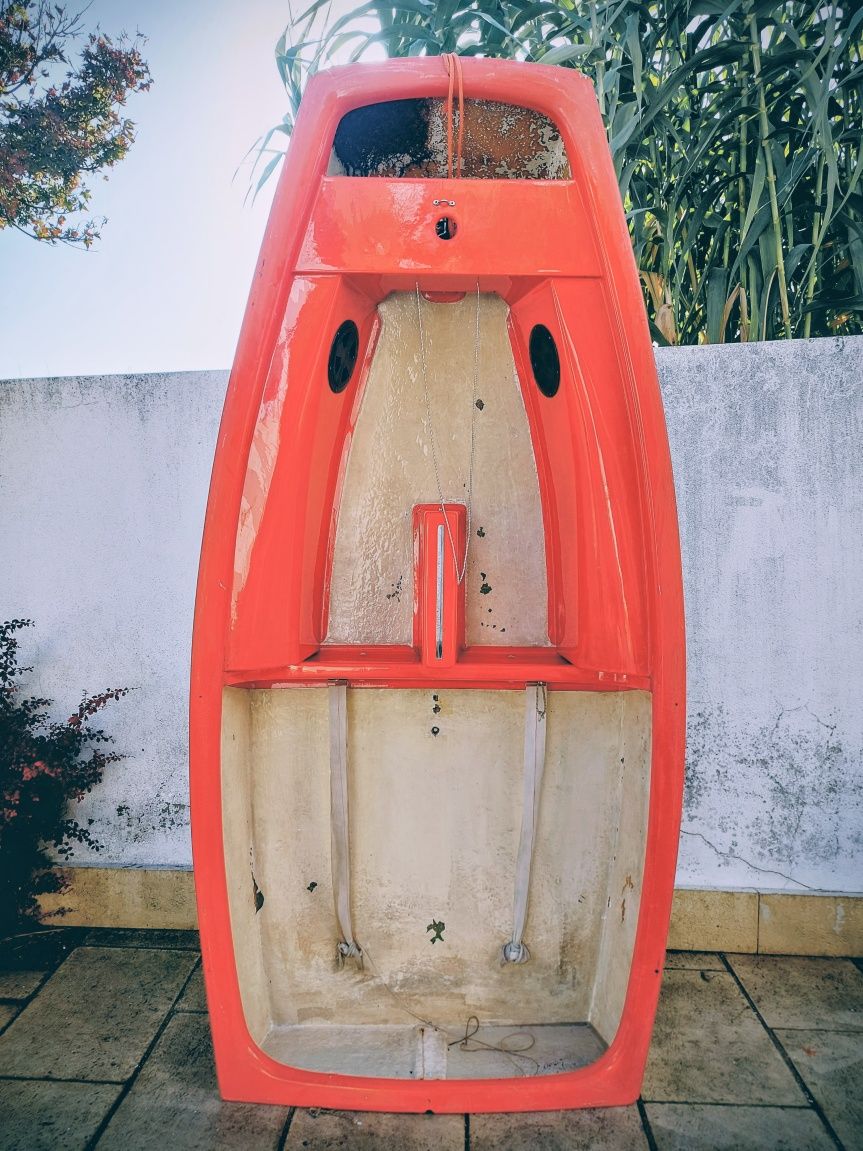 Barco vela ou bote de apoio