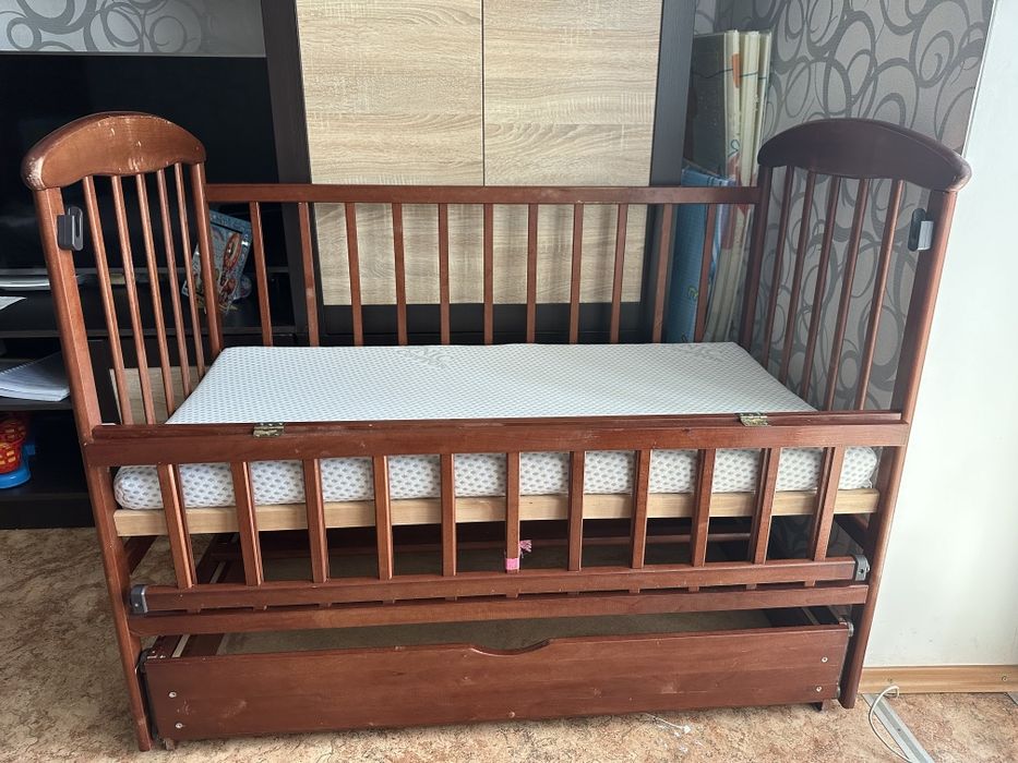 Дитяче ліжечко з маятником