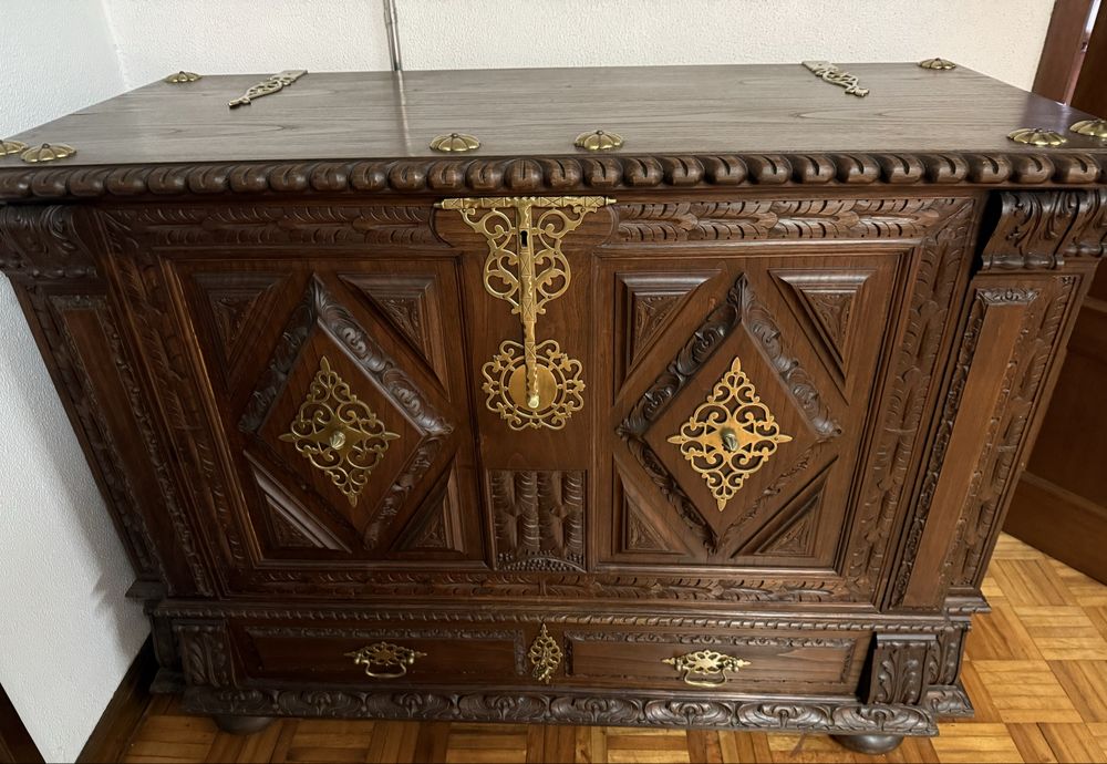 Arca em talha manual