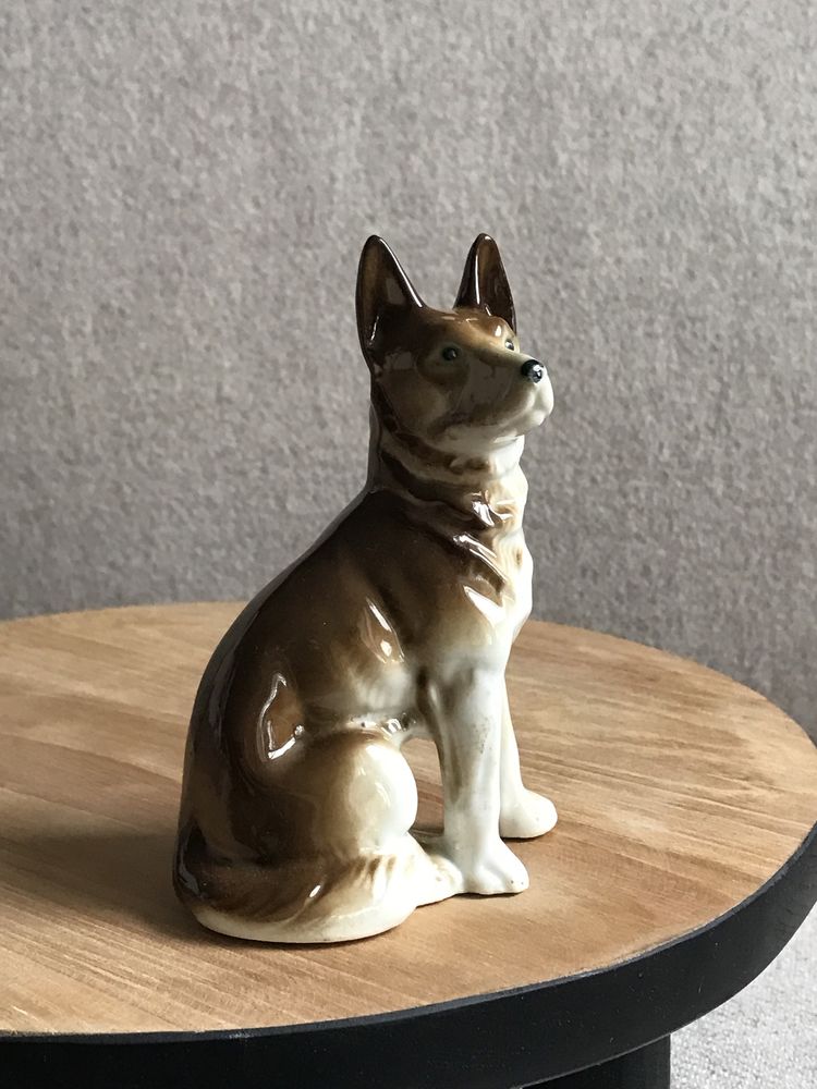 Porcelanowa figurka wilczur owczarek niemiecki