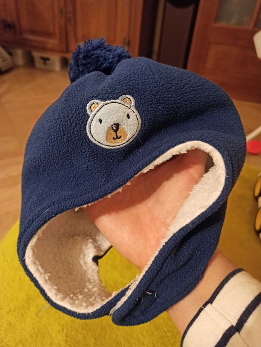 Czapka polarowa z misiem ocieplona futerkiem 45-47 cm.