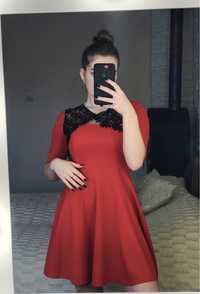 Червона сукня з чорним мереживом