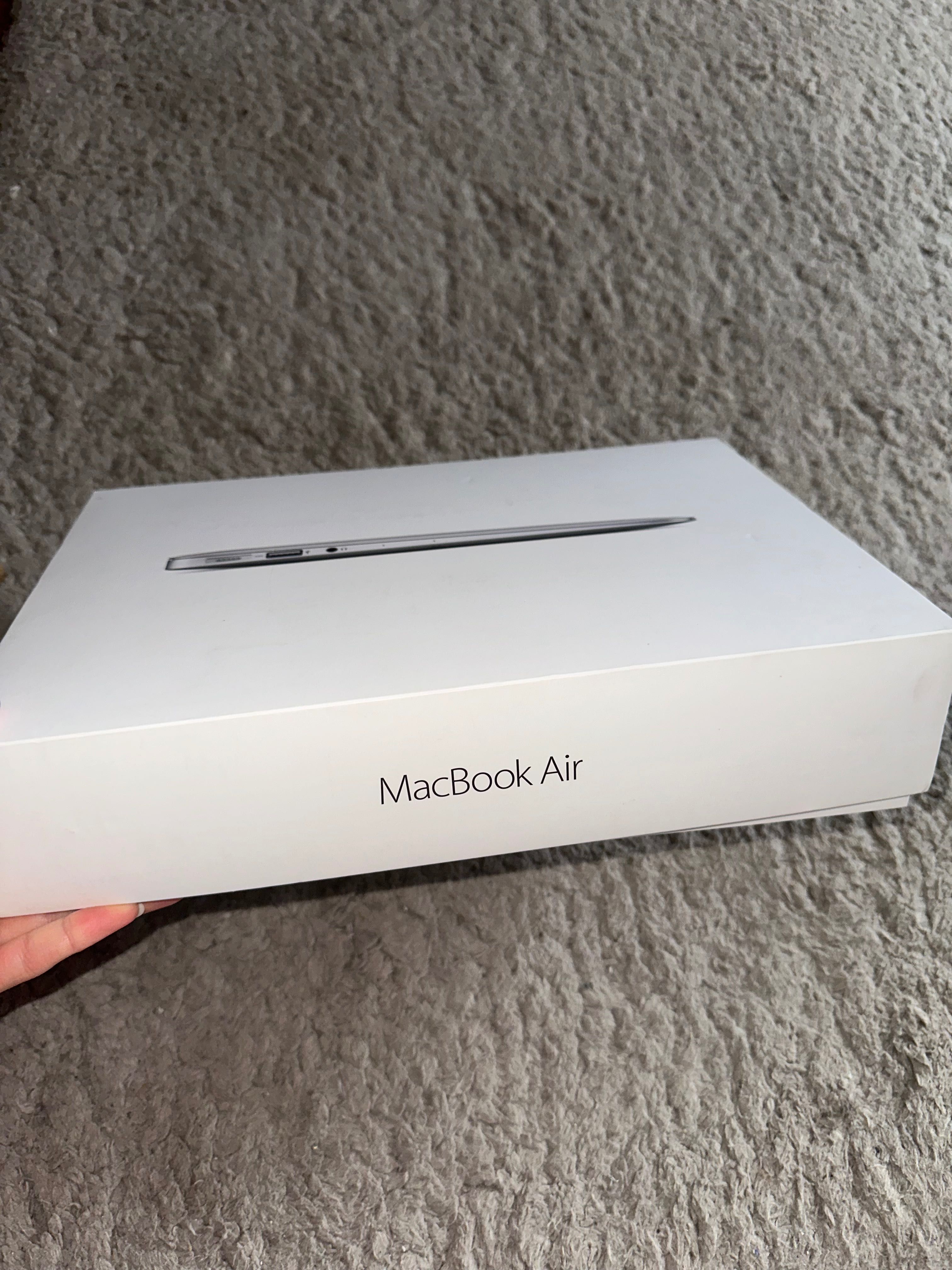 MacBook Air 11 srebrny laptop z ładowarką