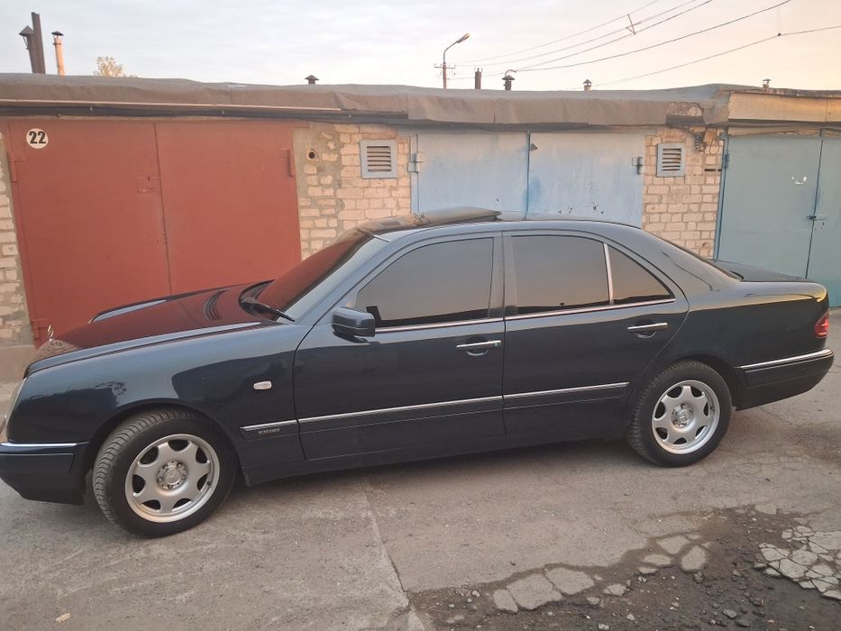 Mercedes - Benz W210 E300