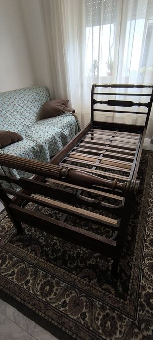 Cama com estrado de solteiro em madeira maciça e colchão ortopédico
