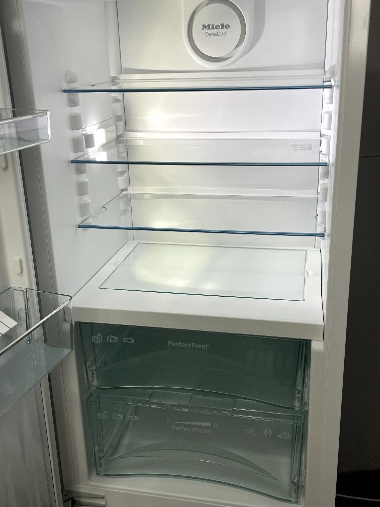 Холодильник Miele KFN 37282 Вбудований 2023 року Стан Нового