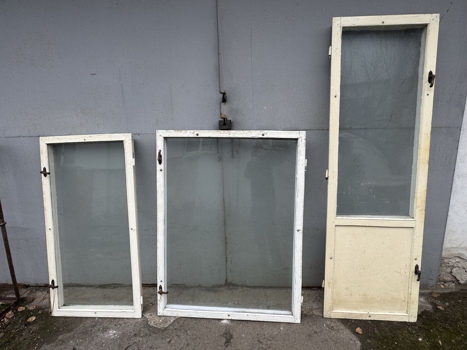 Деревянні вікна двері повійні з рамою.