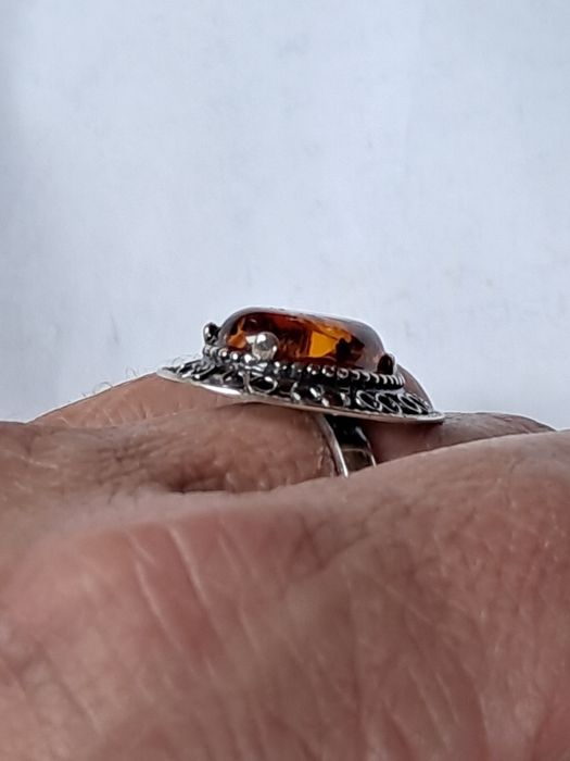 srebrny regulowany pierścionek z naturalnym bursztynem bałtyckim
