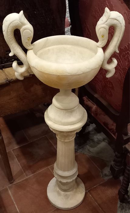 Vaso com pedestal talhado em alabastro