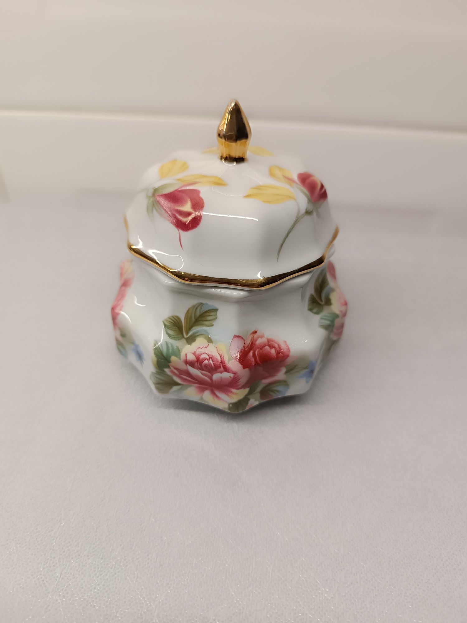 Porcelana Antiga. Soci Poral. Decoração ou guarda a jóias